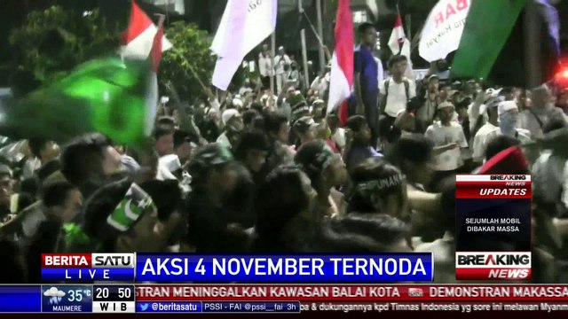 Massa Aksi Damai dan Aparat Bentrok