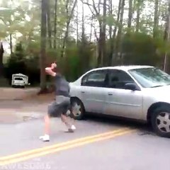 Rapaz dotado das pernas salta quem nem um Kanguru