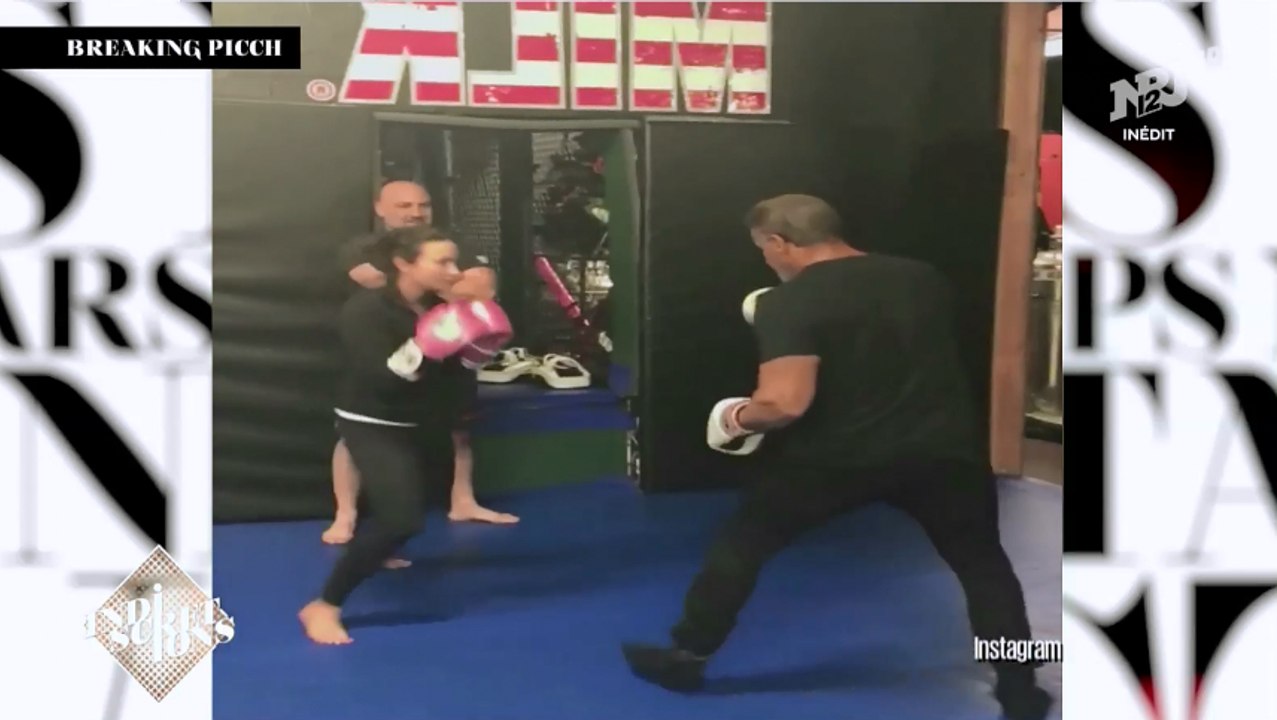 Demi Lovato met Sylvester Stallone à terre dans un match de boxe