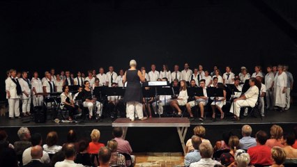 "A la volonté du peuple" interprété par la chorale « D’ici et d’ailleurs » de l’école de musique de Mèze