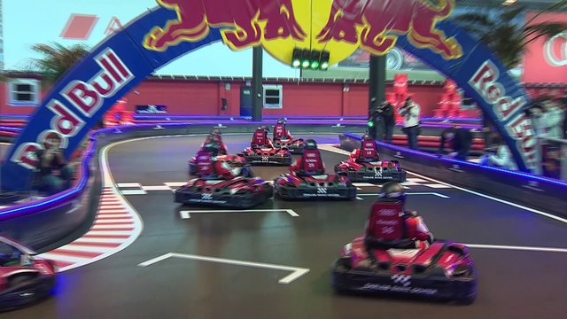 Los jugadores del Real Madrid reciben sus nuevos coches