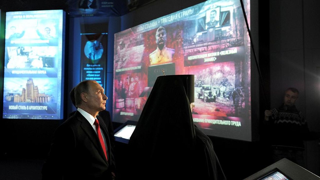 Moskova'da Putin yanlısı ve karşıtı grupların yürüyüşü