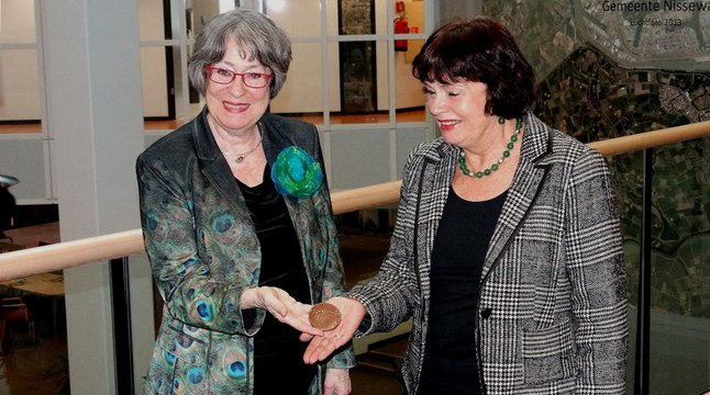 Nissewaardpenning in het leven geroepen - overhandiging door Tineke Nusink / Spijkenisse 2016