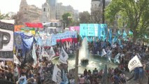 Trabajadores, estudiantes y grupos sociales marchan contra en Argentina contra 