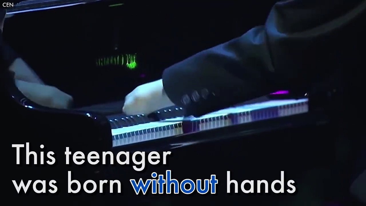 teenager born without hands plays piano