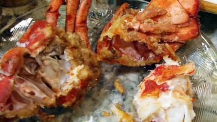 ANEH!! Cewek CANTIK Ini Pilih Jadi Pengupas Kepiting daripada PRAMUGARI