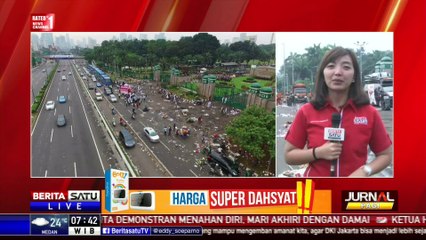 Petugas Bersihkan Sampah di Sekitar DPR/MPR