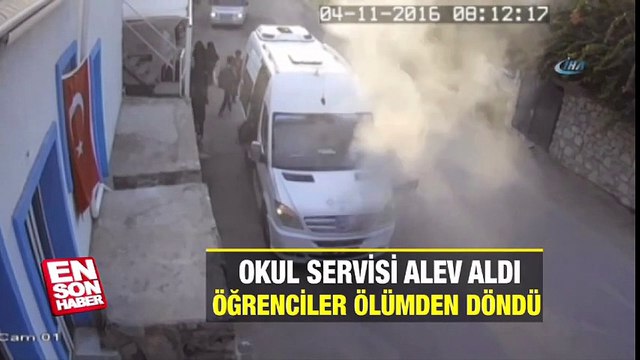 Öğrenci servisi seyir halindeyken alev aldı