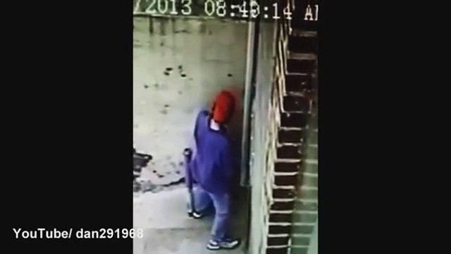 Il trouve l'idée pour empecher les gens de pisser sur son mur... Ahaha