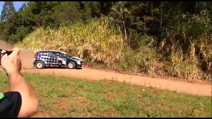 Il se prend une pierre en pleine tête pendant un rallye...