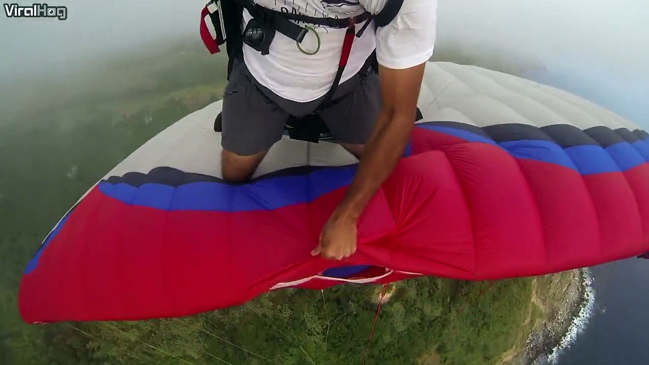 Ce parachutiste se pose en l'air sur le parachute de son pote... Dingue