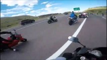 Ce motard chute sur un autre et entraine 4 autres motos au sol! Accident impressionnant