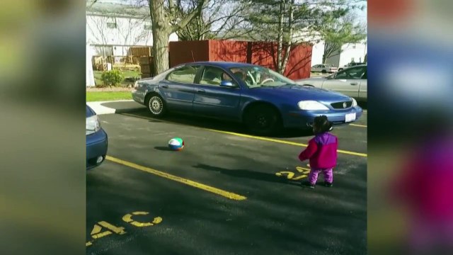 Ya un truc qui me suit maman.... Cette fillette a peur de son ombre