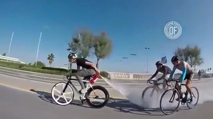 Un cycliste utilise un extincteur pour rouler plus vite.