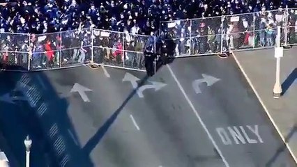 Chicago Cubs Fans World Series Parade (VIDEO) Storm Through Barricade