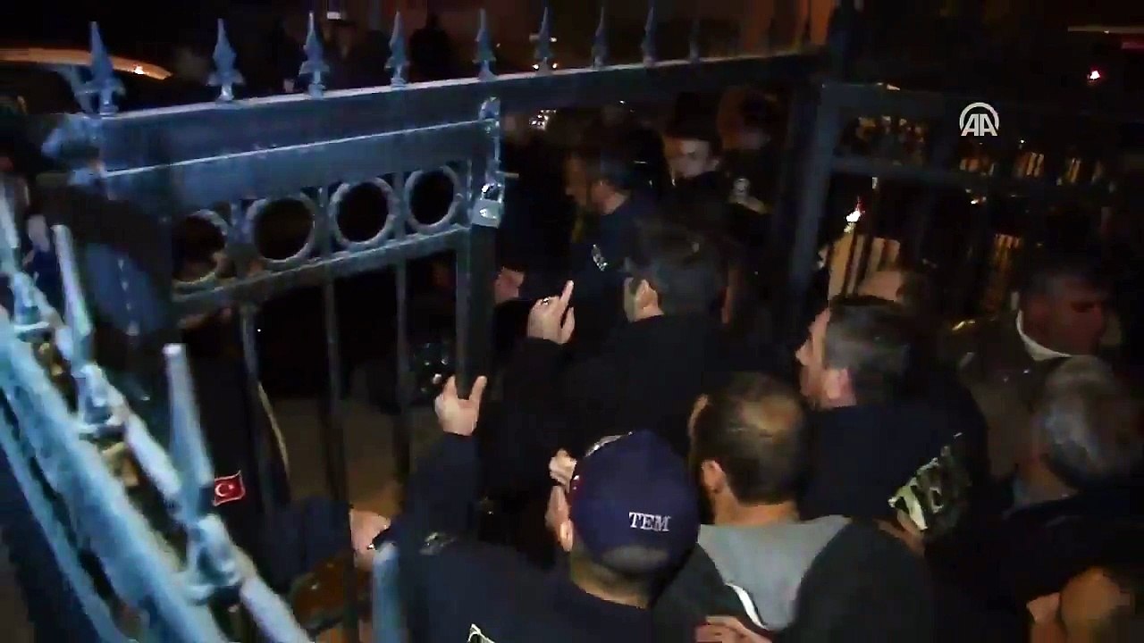 The moment Edris Baluken, HDP deputy arrested, yelled at police- 2016-11-04