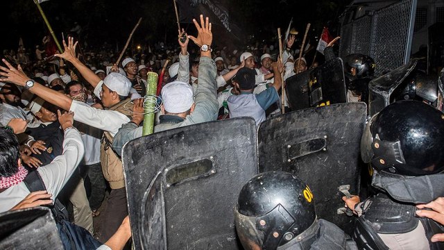 Indonesian police fire tear gas at Muslim protesters