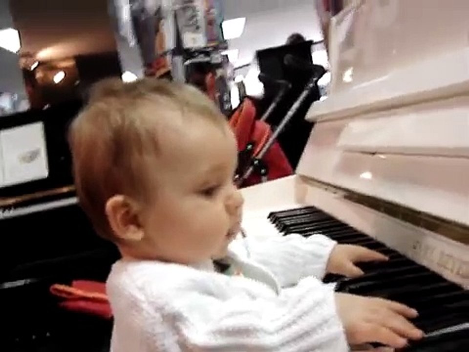 Bébé de 8 mois au Piano pour la première fois déjà des prédisposition ?