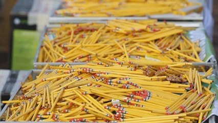 Filipinas afirma haber formado la línea de lapiceros más larga del mundo