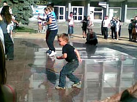 Мальчик прикольно танцует. Винница (06.08.2011)