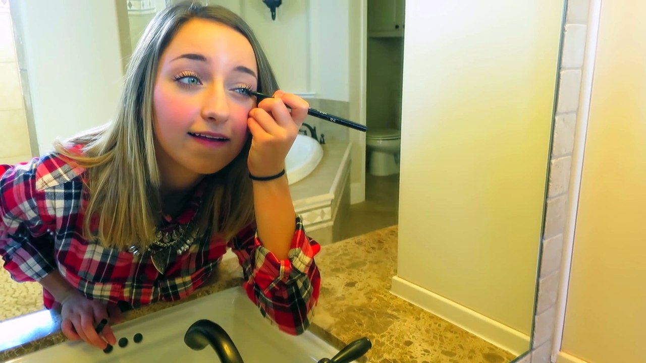 Chaque Matin, Elle Met Un Tissu Humide Sur Sa Brosse. Quand Vous Allez Voir L’effet Sur Ses Cheveux, Vous Allez Immédiatement Essayer La Même Chose!