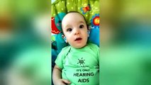 A 8 mois, il porte son premier appareil auditif et entend pour la première fois la voix de sa mère. Formidable !