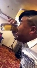 Il boit une pinte avec le nez