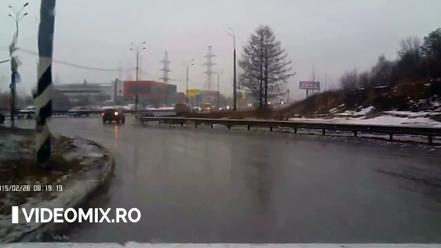 Șmecherașul cu BMW X6 s-a dat jos să lovească un bătrânel ce conducea o lada, dar Dumnezeu nu doarme!