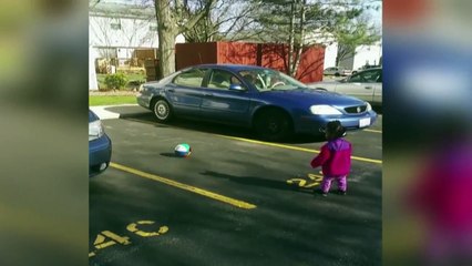 Une fillette a peur de son ombre