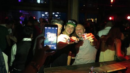 Il fait un appel-vidéo accidentel avec sa copine qui remarque qu'il n'est pas seul...