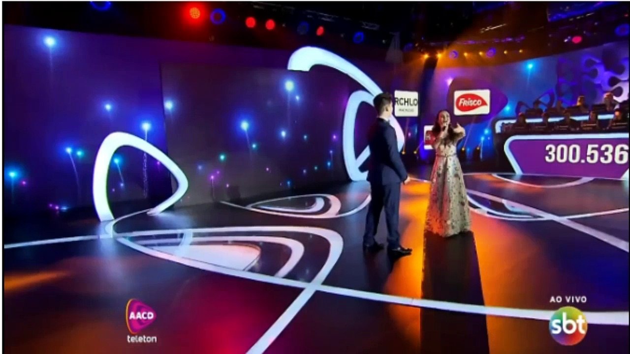 Larissa Manoela e João Guilherme cantam na abertura do Tele Tom