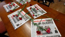Nueva ola de arrestos en Turquía, el director y ocho periodistas de Cumhuriyet en prisión preventiva