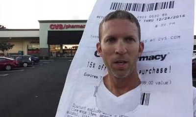 Un homme sé déguise en ticket géant de supermarché et filme la réaction des clients !