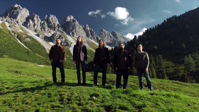 Leurs voix captivantes émeuvent plus d’un. MAGNIFIQUE !