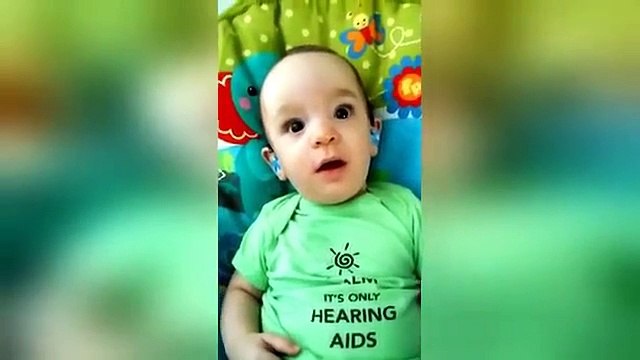 Cet enfant entend sa maman pour la première fois grace à son appareil auditif... Trop mignon