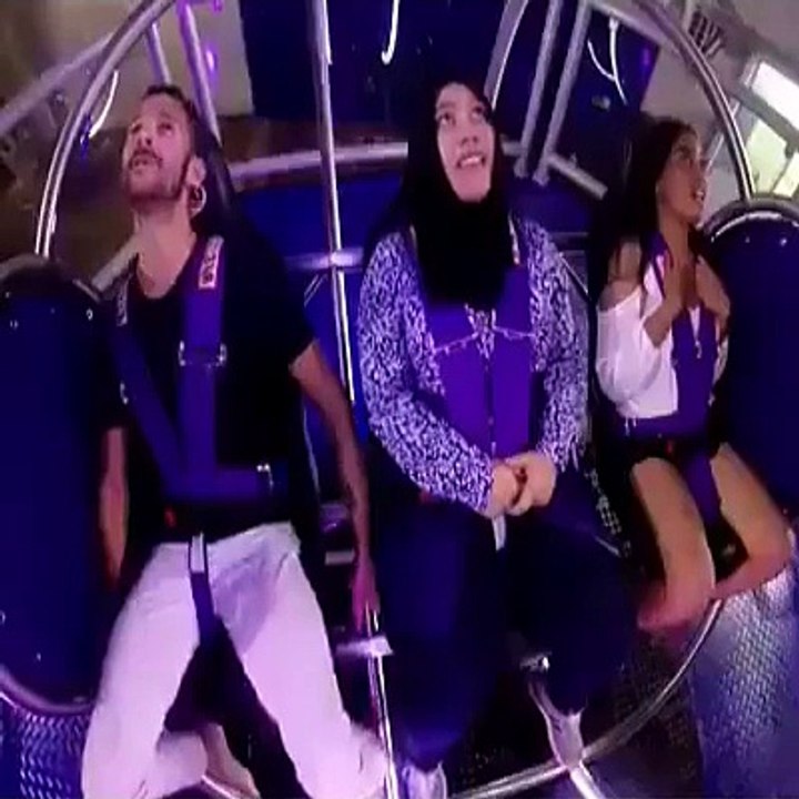 Cette femme voilée va attraper la mauvaise barre dans ce manège à sensations
