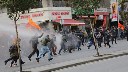 Descargar video: Proteste contro Erdogan a Istanbul: la polizia usa idranti e lacrimogeni