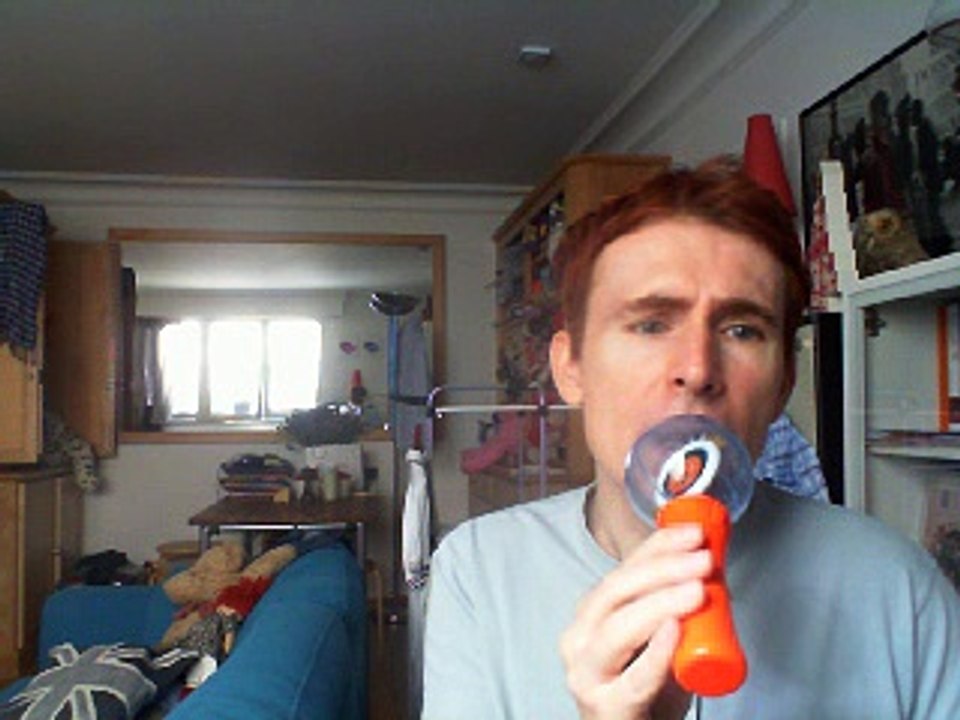 Wiwi égratigne "divines" de Lisa Angell