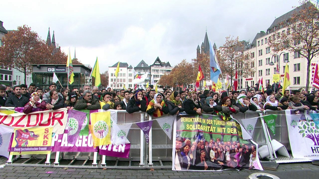 Kurden protestieren in Köln gegen Festnahmen  in der Türkei