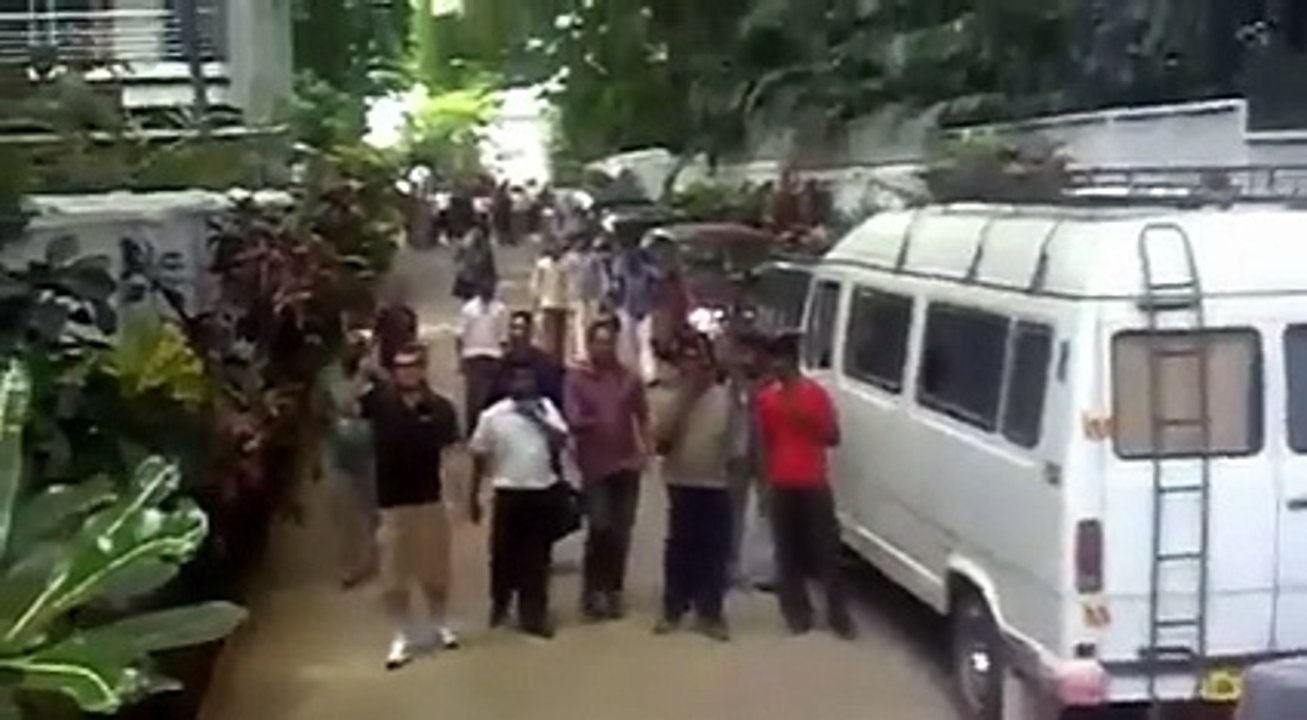 Thala Ajith controls fans not to make noise in shooting spot