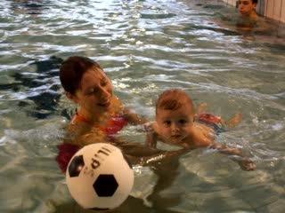 1er bain à la piscine pour bébé