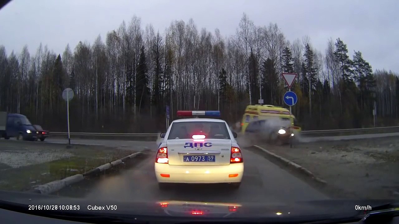 Crash entre une ambulance et une voiture, juste devant les yeux de la police !