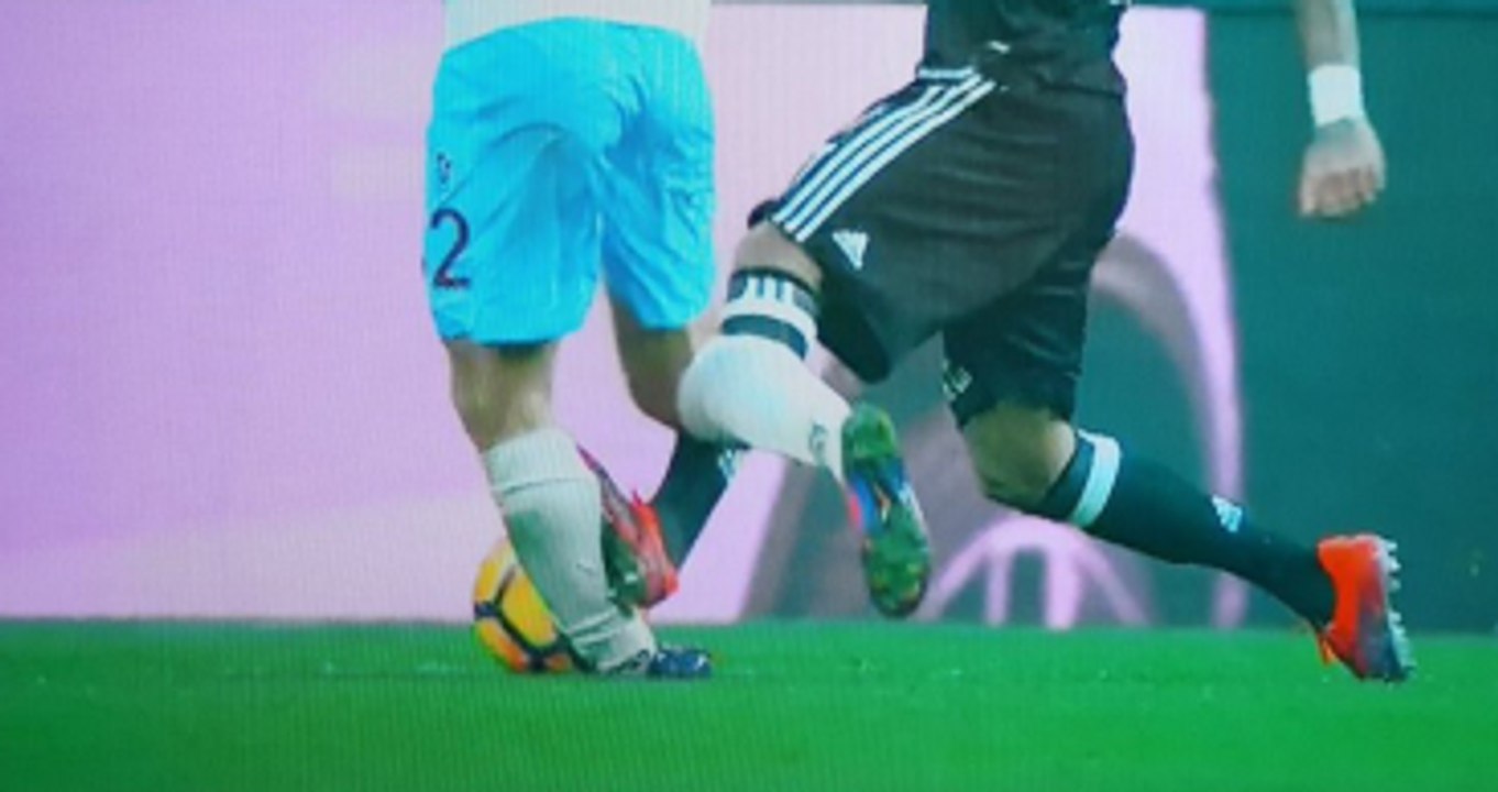 Quaresma'nın Sakatladığı Yusuf Erdoğan, Sahadan Sedyeyle Çıktı