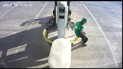 BMW'nin Direksiyon Hakimiyetini Kaybetmesi Sonucu Petrole Girdi Pompacının Kaçış Anına Dikkat..! TÜRKİYE