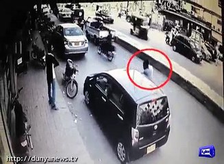 CCTV Footage of Police confront robbers in Karachi