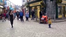 Cette petite fille voit une danseuse irlandaise et se met à imiter ses gestes, trop mignon