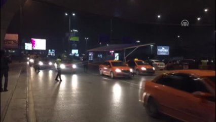 Atatürk Havalimanında Polisin Dur Ihtarına Uymayan Iki Kişi Yakalandı