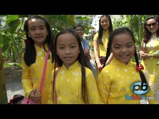 Học sinh trường Trần Văn Ơn, mặc áo dài vàng, hát Xuân Đã Về