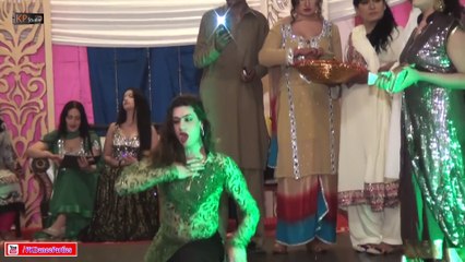 LOKAN DO DO YAR BNRAY ASAB HIK BNRAYA TY ROLA PAI GAYA - SARAIKE WEDDING MUJRA PARTY 2016
