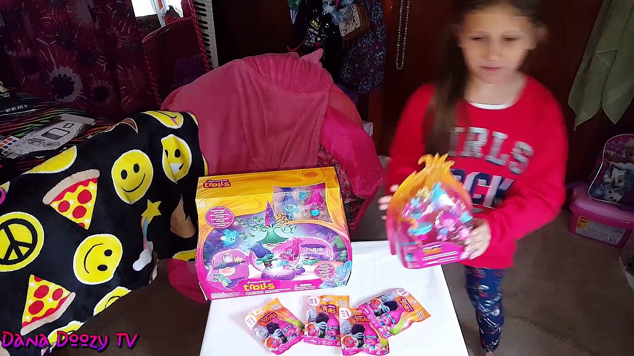 Trolls Toy Review!! Trolls Blind Bags, And Trolls Playset!!